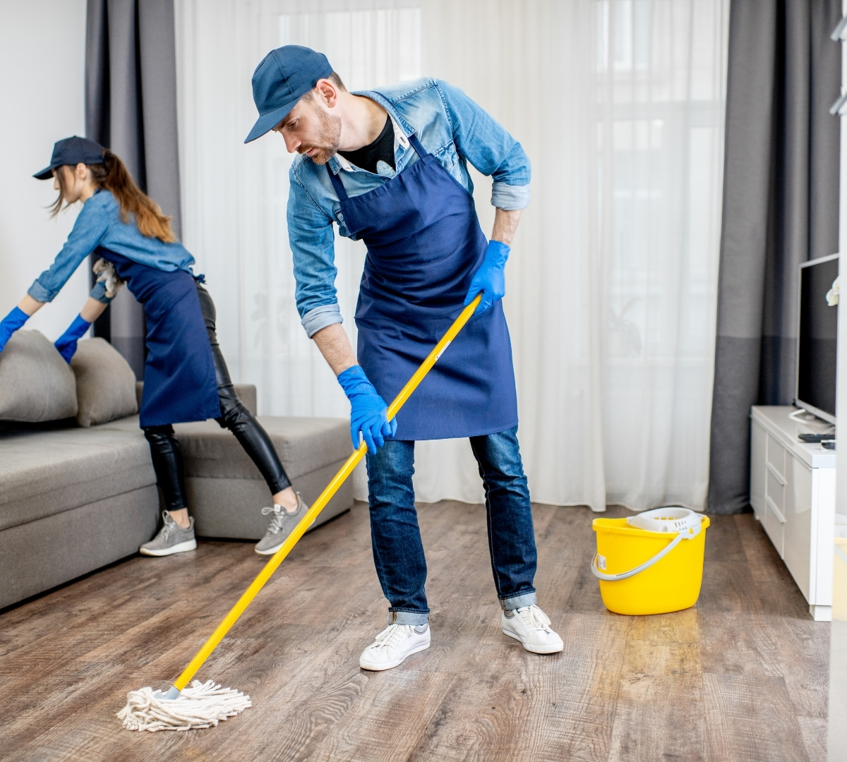 Reinigungsteam bei der professionellen Wohnungsreinigung